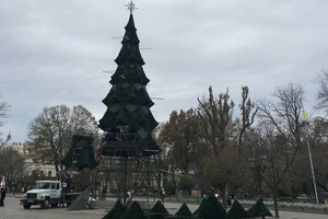 У центрі Одеси встановили новорічну ялинку (фото, відео) фото 2
