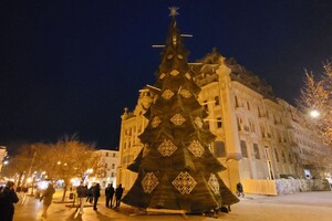 В центре Одессы установили новогоднюю елку (фото, видео) фото 3