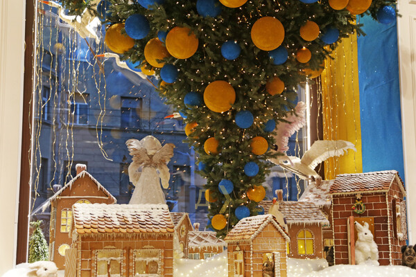 В Одесі прикрашають вітрини на Новий рік: де сфотографуватися фото 4