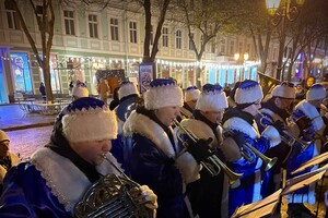 В Одесі запалили головну новорічну ялинку міста фото 2
