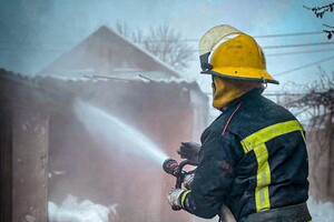 На Одещині горіли житловий будинок та аптека: пожежники врятували двох немовлят фото 2