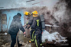 В Одесской области горели жилой дом и аптека: пожарные спасли двух младенцев фото 3