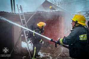На Одещині горіли житловий будинок та аптека: пожежники врятували двох немовлят фото 4