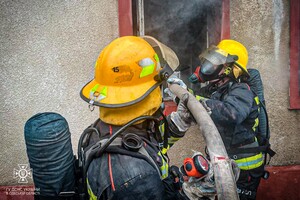 На Одещині горіли житловий будинок та аптека: пожежники врятували двох немовлят фото 13