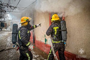 На Одещині горіли житловий будинок та аптека: пожежники врятували двох немовлят фото 14