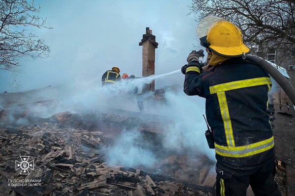 В Одесской области горели жилой дом и аптека: пожарные спасли двух младенцев фото 15