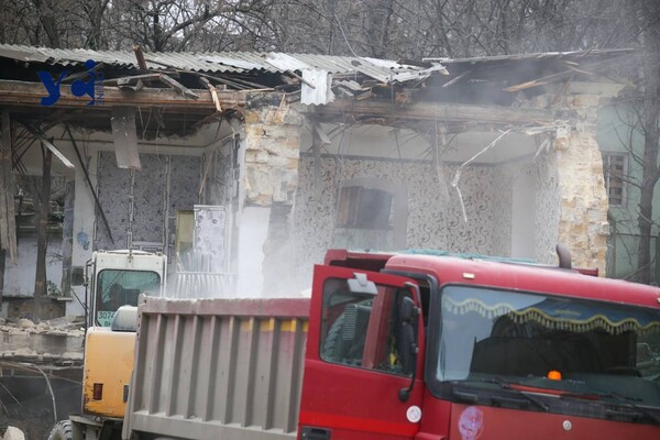 У центрі Одеси зносять будинок, який постраждав під час ракетного удару фото