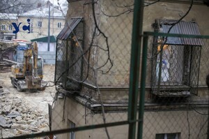 В центре Одессы сносят дом, пострадавший во время ракетного удара фото 1
