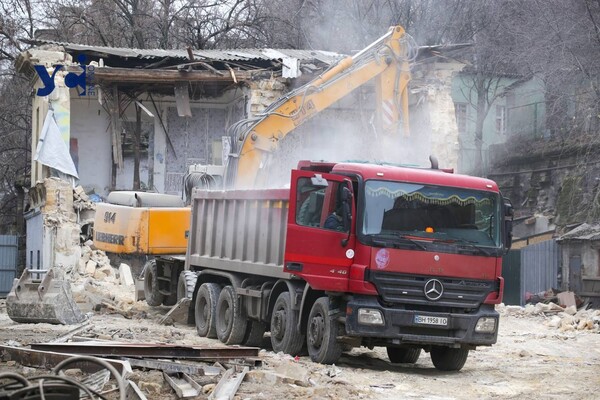 В центре Одессы сносят дом, пострадавший во время ракетного удара фото 3