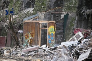 В центре Одессы сносят дом, пострадавший во время ракетного удара фото 7