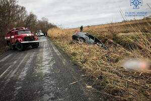 На Одещині рятувальники вилучили з води автомобіль та двох загиблих фото 1