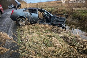 На Одещині рятувальники вилучили з води автомобіль та двох загиблих фото 2