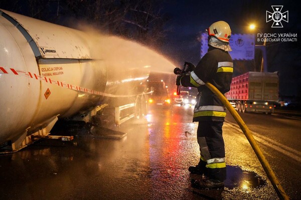 В Одесі горів і міг вибухнути газовоз: подробиці фото 4