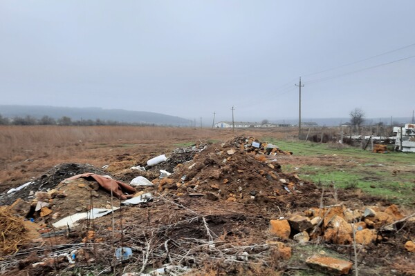 В Одесской области обнаружили стихийную свалку фото