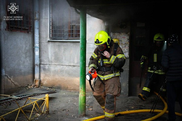 На Семінарській гасили пожежу у багатоповерхівці фото 3