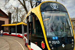 С кондиционерами и низкими полами: в Одессе презентовали 26-метровый трамвай фото 6