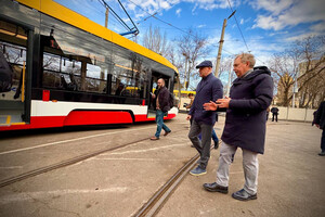 З кондиціонерами та низькою підлогою: в Одесі презентували 26-метровий трамвай фото 7