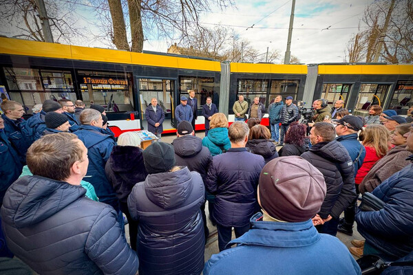 С кондиционерами и низкими полами: в Одессе презентовали 26-метровый трамвай фото 8