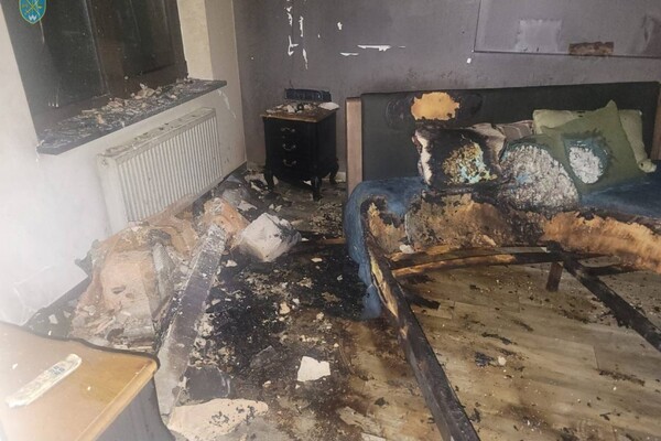 В Одесі внаслідок нічної атаки пошкоджено одну з багатоповерхівок: відео та фото з місця (оновлено) фото 4