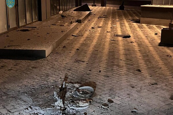 В Одесі внаслідок нічної атаки пошкоджено одну з багатоповерхівок: відео та фото з місця (оновлено) фото 7