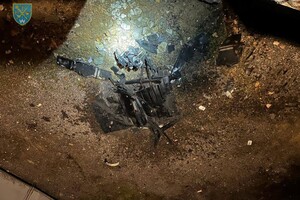 В Одесі внаслідок нічної атаки пошкоджено одну з багатоповерхівок: відео та фото з місця (оновлено) фото 8