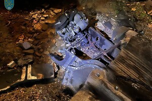 В Одесі внаслідок нічної атаки пошкоджено одну з багатоповерхівок: відео та фото з місця (оновлено) фото 9