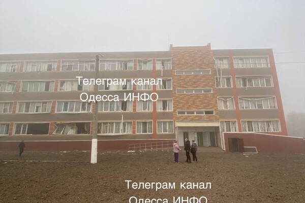 В Одессе в результате утренней атаки поврежден лицей и трехэтажный дом: фото и видео фото 1