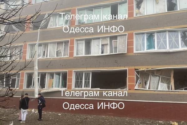 В Одессе в результате утренней атаки поврежден лицей и трехэтажный дом: фото и видео фото 3