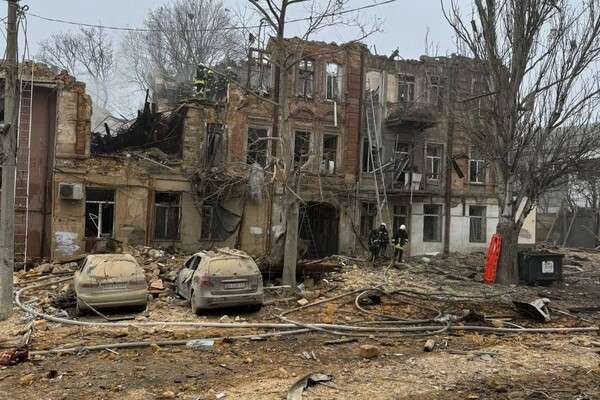В Одесі внаслідок ранкової атаки пошкоджено ліцей та триповерховий будинок: фото та відео фото 4