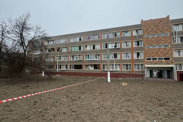 В Одесі внаслідок ранкової атаки пошкоджено ліцей та триповерховий будинок: фото та відео фото 6