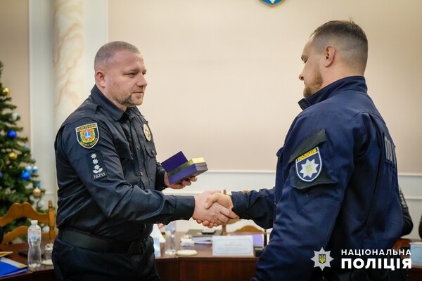 В Одесі нагородили поліцейських, які одні з перших кинулися на порятунок людей після &quot;прильоту&quot; фото 1