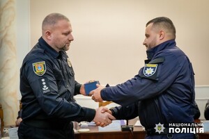 В Одесі нагородили поліцейських, які одні з перших кинулися на порятунок людей після &quot;прильоту&quot; фото 2