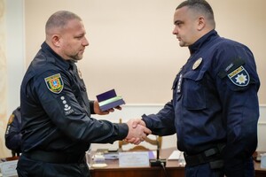 В Одесі нагородили поліцейських, які одні з перших кинулися на порятунок людей після &quot;прильоту&quot; фото 4