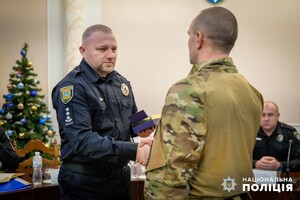 В Одесі нагородили поліцейських, які одні з перших кинулися на порятунок людей після &quot;прильоту&quot; фото 5