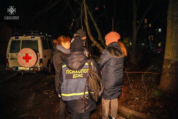 Ночная атака &quot;шахедами&quot; в Одессе: есть попадание в жилой дом, есть пострадавшие (обновлено) фото 25