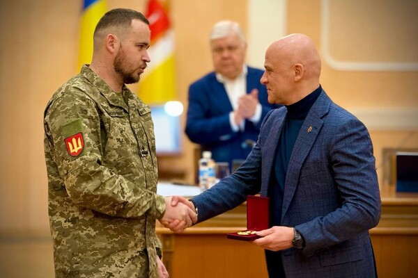 В Одесі нагородили військового, який врятував Одесу від російського десанту фото