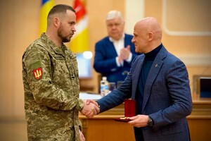 В Одессе наградили военного, который спас Одессу от российского десанта фото