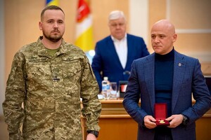 В Одесі нагородили військового, який врятував Одесу від російського десанту фото 2