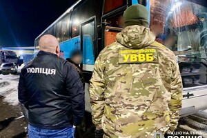 Прятался под водительским сиденьем: в Одесской области водитель автобуса вывозил уклонистов в Молдову фото