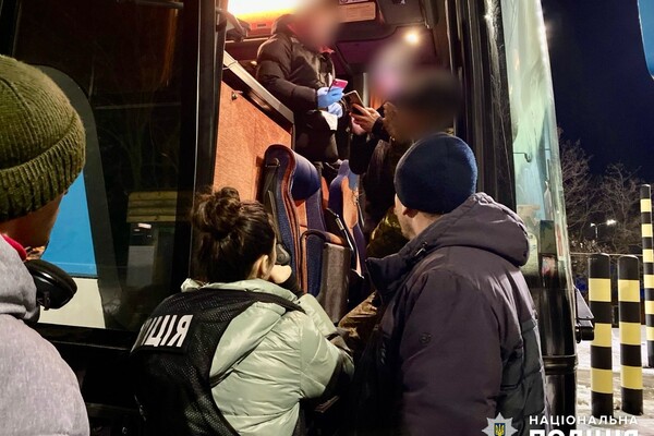 Прятался под водительским сиденьем: в Одесской области водитель автобуса вывозил уклонистов в Молдову фото 2