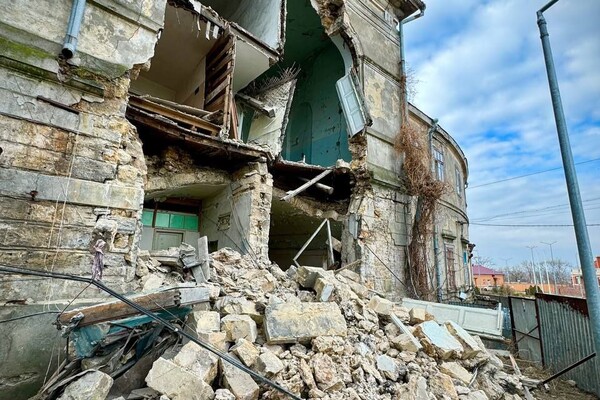 В Одесі обвалилася частина стіни корпусу інфекційної лікарні фото 2