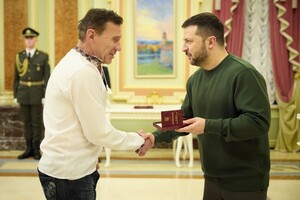 Зеленский наградил одесского коммунальщика, который спасал людей после &quot;прилета&quot; фото 2