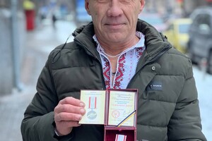 Зеленський нагородив одеського комунальника, який рятував людей після &quot;прильоту&quot; фото 3