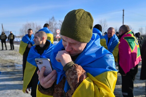 Из российского плена вернулись домой восемь пограничников из Одесской области фото