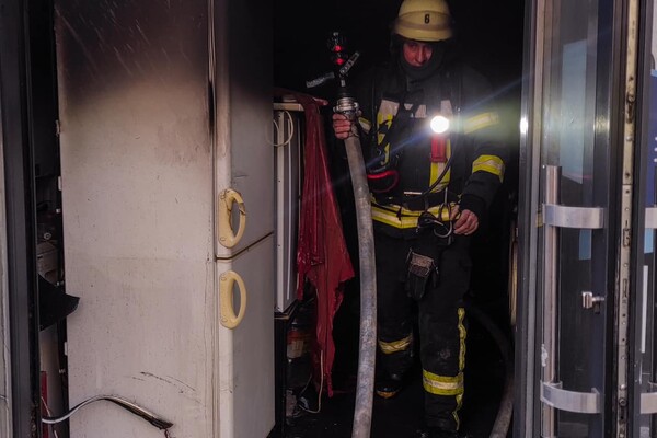 У Київському районі Одеси спалахнула пожежа в торгівельному павільйоні: подробиці фото