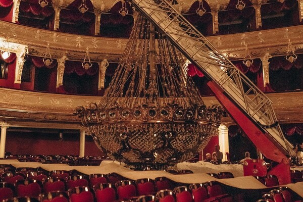 В Одеському оперному театрі зняли величезну люстру фото 5