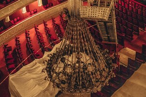 В Одесском оперном театре сняли огромную люстру фото 6