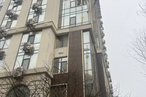 Атака Одессы: обломки ракеты повредили недострой, пострадали несколько высоток фото 3