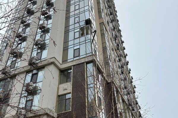 Атака Одессы: обломки ракеты повредили недострой, пострадали несколько высоток фото 6