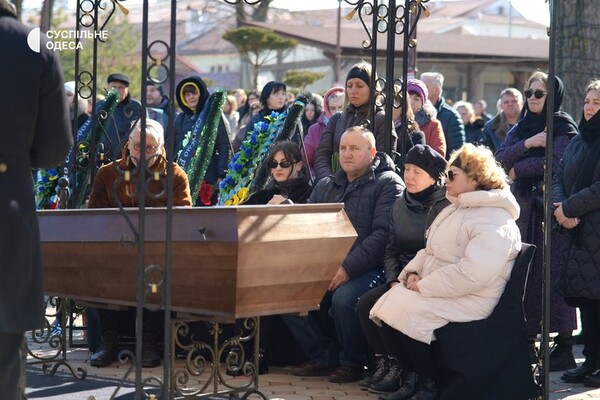 В Одесской области простились с военным, семья которого погибла от удара РФ по ЖК &quot;Тирас&quot; фото 5